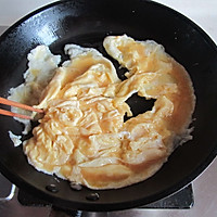 荷兰豆海鲜菇炒鸡蛋的做法图解4