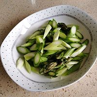 简单又好吃的下单菜，鲜虾炒芦笋的做法图解1