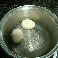 银耳莲子炖鸡蛋的做法图解2