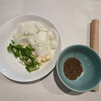 孜然羊肉卷（孜然夹馍内馅）的做法图解1