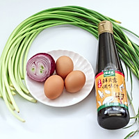 #春日时令，美味尝鲜#鲜贝露春日尝鲜&时令蒜苔炒鸡蛋的做法图解1