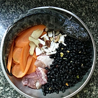 黑豆生鱼汤的做法图解1