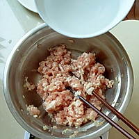 来份水饺，芹菜猪肉馅的的做法图解3