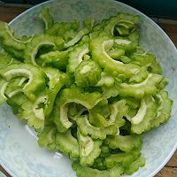 炒苦瓜的做法图解1