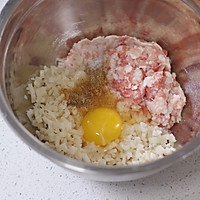 红烧肉丸子炖蛋的做法图解2
