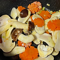 #打工人的健康餐#西兰苔胡萝卜炒松茸的做法图解6