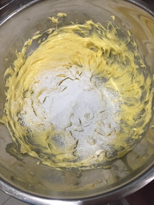 黄玫瑰蛋糕的做法图解2