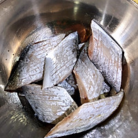 醪糟炖带鱼的做法图解1