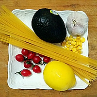牛油果Pasta#春天不减肥，夏天肉堆堆#的做法图解1