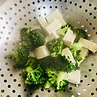 西兰花蘑菇炒豆腐的做法图解3
