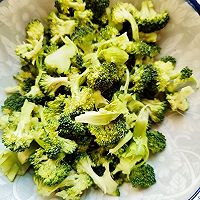 西兰花炒大虾的做法图解5