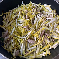 韭黄炒肉丝的做法图解5