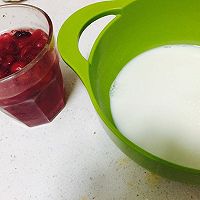 蔓越莓牛奶冰棒#莓汁莓味#的做法图解1