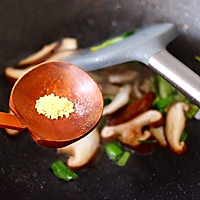 #钟于经典传统味#鲍鱼对虾香菇菠菜面的做法图解11