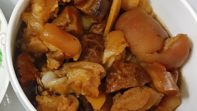 砂锅香菇炖猪蹄