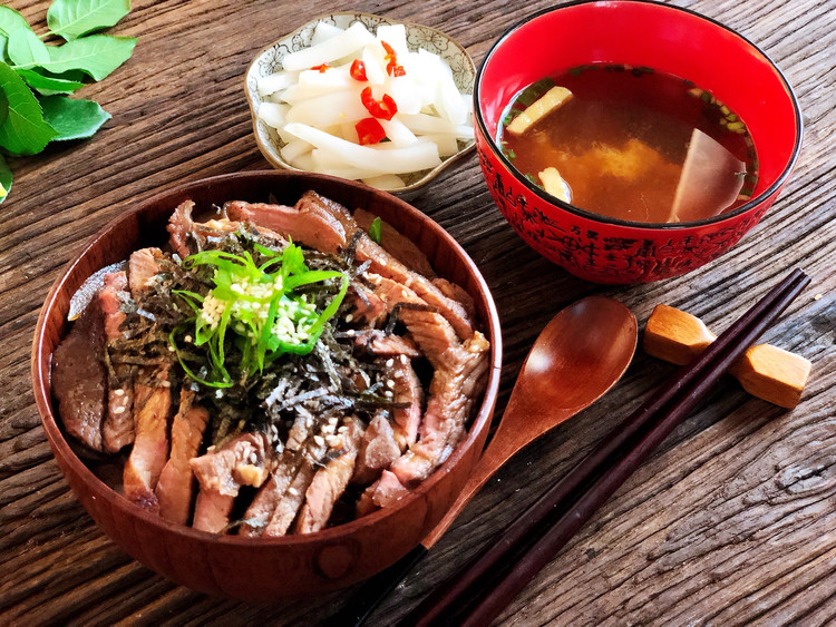 简单快速的日式牛排丼（盖饭）的做法