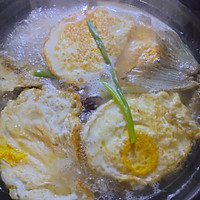鲜掉眉毛-鲫鱼萝卜炖煎蛋的做法图解8