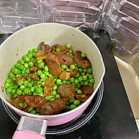 豌豆粒炒腊肠的做法图解8