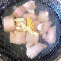 火遍夜市的炭烤香猪蹄的做法图解1