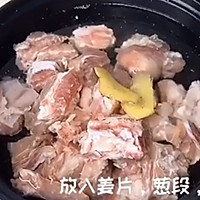 玉米莲藕排骨汤的做法图解1