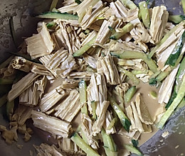 黄瓜拌腐竹（3人量）的做法