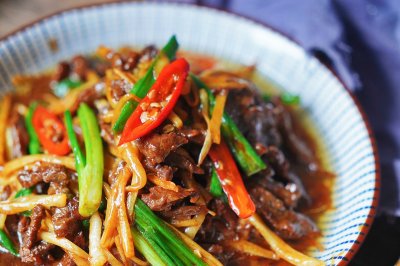 《夏季时令菜》仔姜葱爆牛肉丝