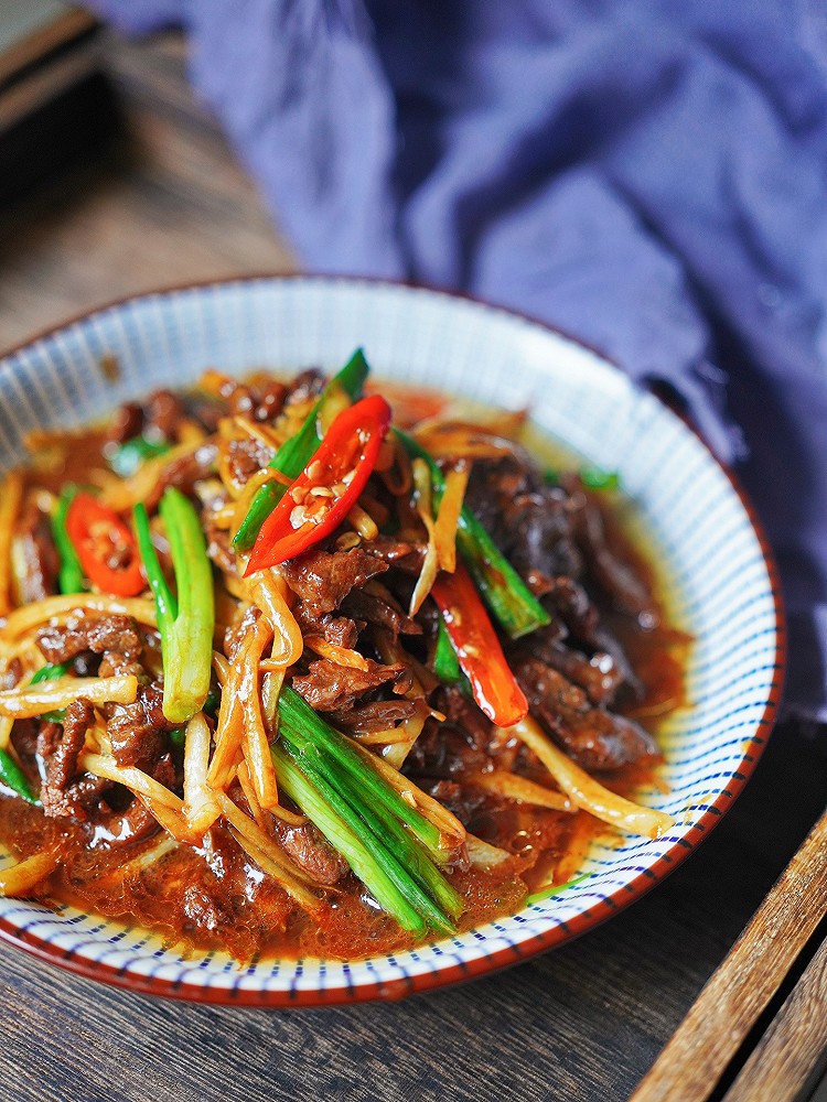 《夏季时令菜》仔姜葱爆牛肉丝的做法