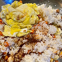 S炒饭(虾仁鸡蛋胡萝卜香葱炒饭)的做法图解9