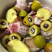 橄榄鲍鱼炖猪骨汤的做法图解2