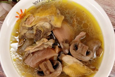 莲藕口蘑鸡腿汤