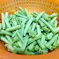 #黄河路美食#干煸橄榄菜四季豆的做法图解1