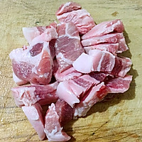 五花肉炖豆腐海带的做法图解1