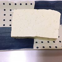 蛋黄煎豆腐的做法图解1