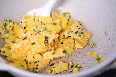 金针菇炒鸡蛋，减脂餐吃到饱也毫无负担，蛋里还藏着汁。
