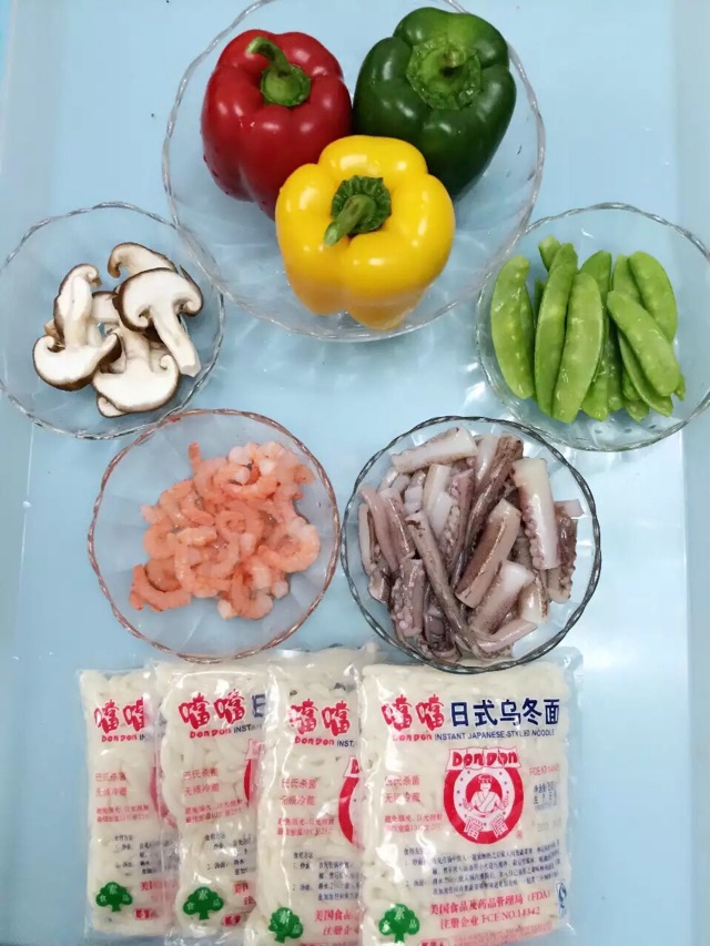 海鲜炒乌冬面的做法图解1