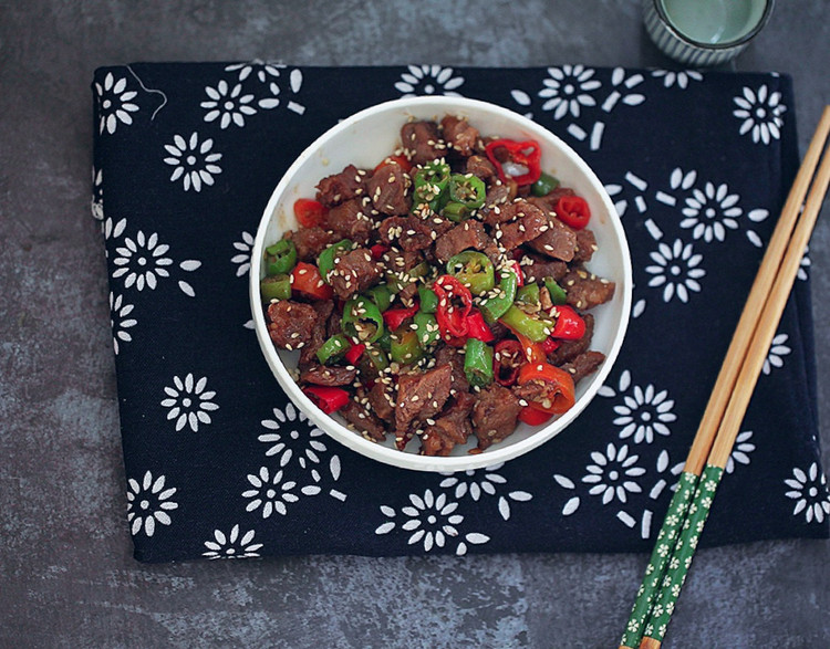 芝麻牛肉粒的做法