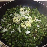 肉末豆角的做法图解2