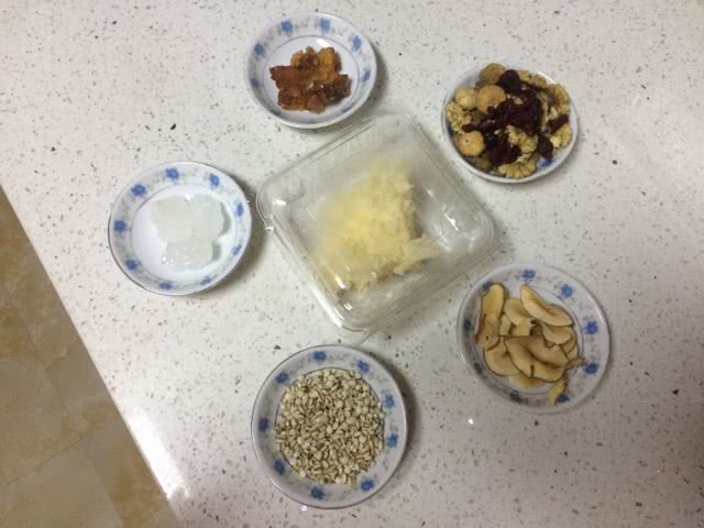 桃胶活耳薏米甜汤的做法图解1