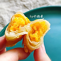 手抓饼新吃法：咸蛋黄可颂的做法图解12