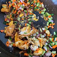 #肉食者联盟#鸡枞油腐乳炒米饭的做法图解8