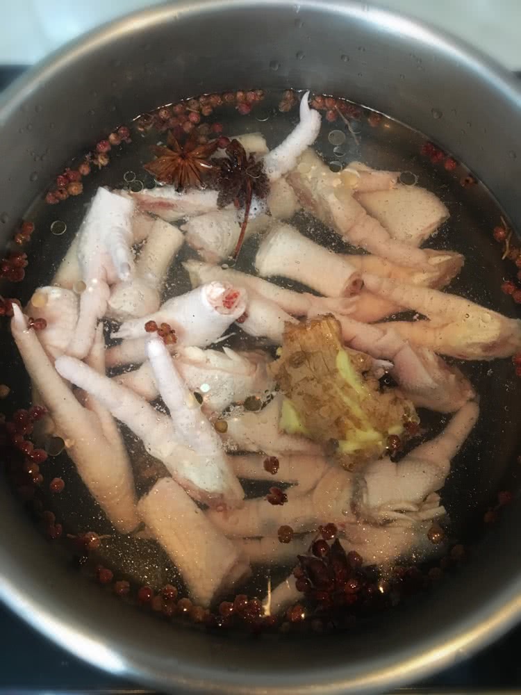 泡椒小凤爪的做法图解1