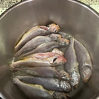 鲜美的黄鱼汤面的做法图解1