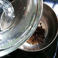 自制红茶奶茶的做法图解5