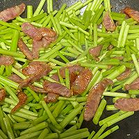 芦蒿腊肠小炒—餐桌必备的做法图解4