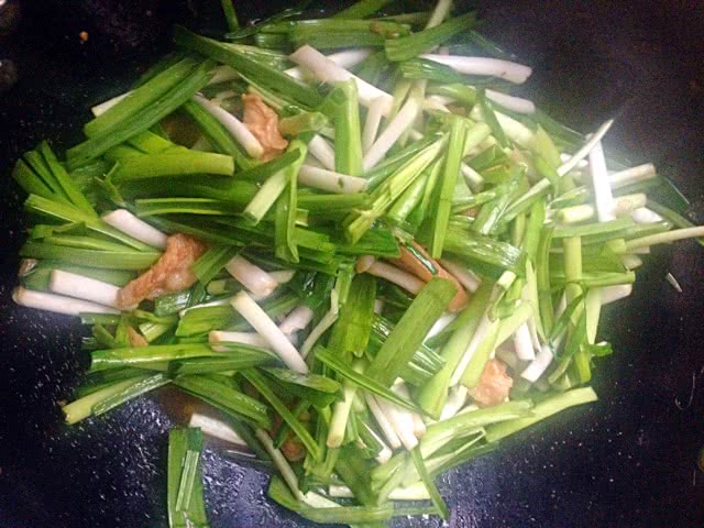 蒜苗炒肉的做法图解7