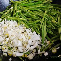 葱油花生焖扁豆的做法图解2