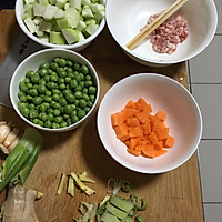 豌豆伴着丝瓜胡萝卜丁的做法图解3