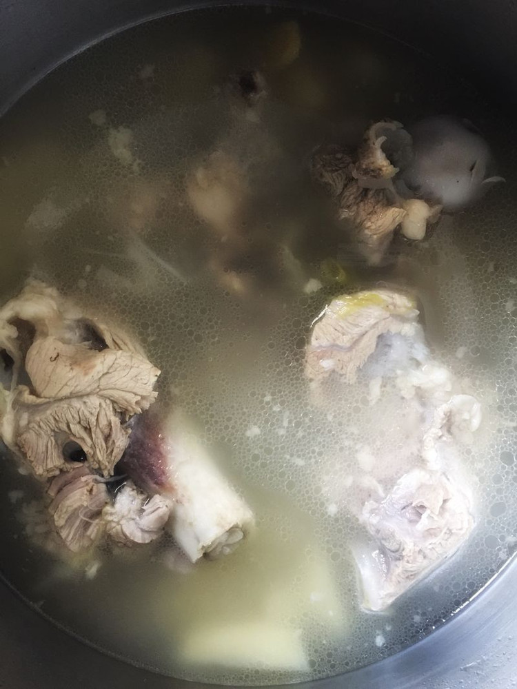 鲜美猪骨汤的做法