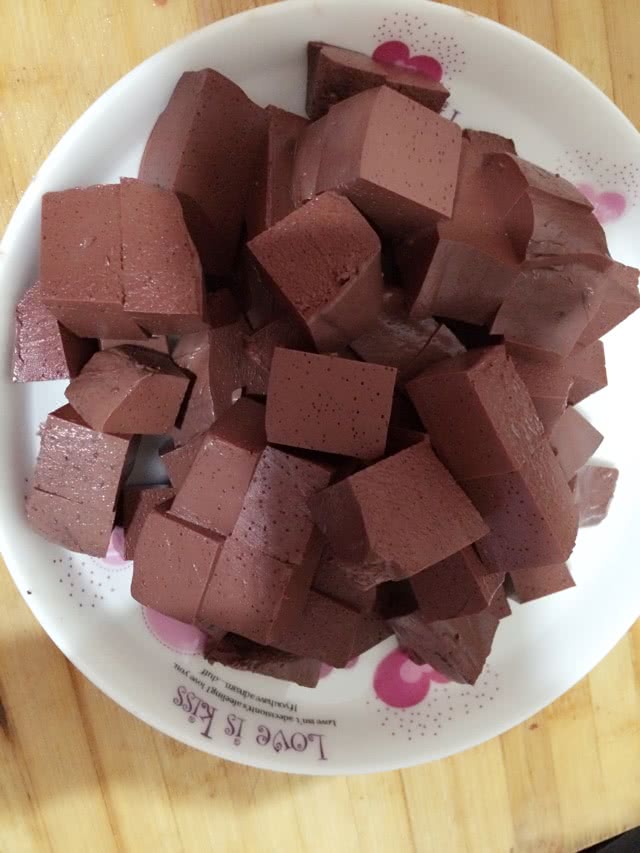 泡椒鸭血的做法图解1