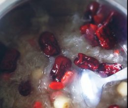 银耳枸杞红枣莲子汤的做法